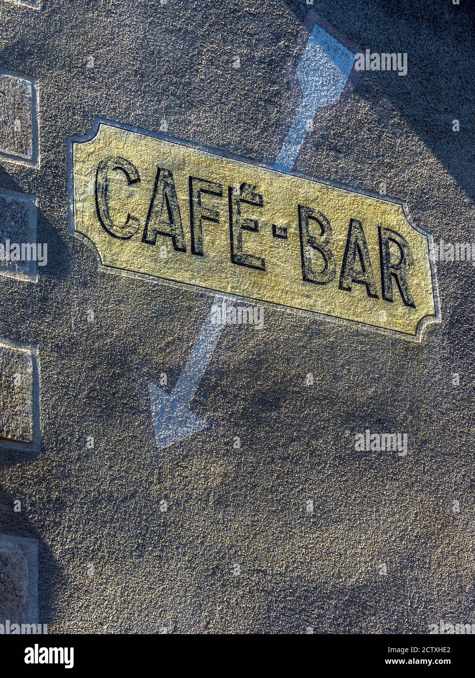 Peint 'café - Bar' sur le mur des affaires - la souterraine, Creuse (23), France. Banque D'Images Peint 'café - Bar' sur le mur des affaires - la souterraine, Creuse (23), France. Banque D'Images