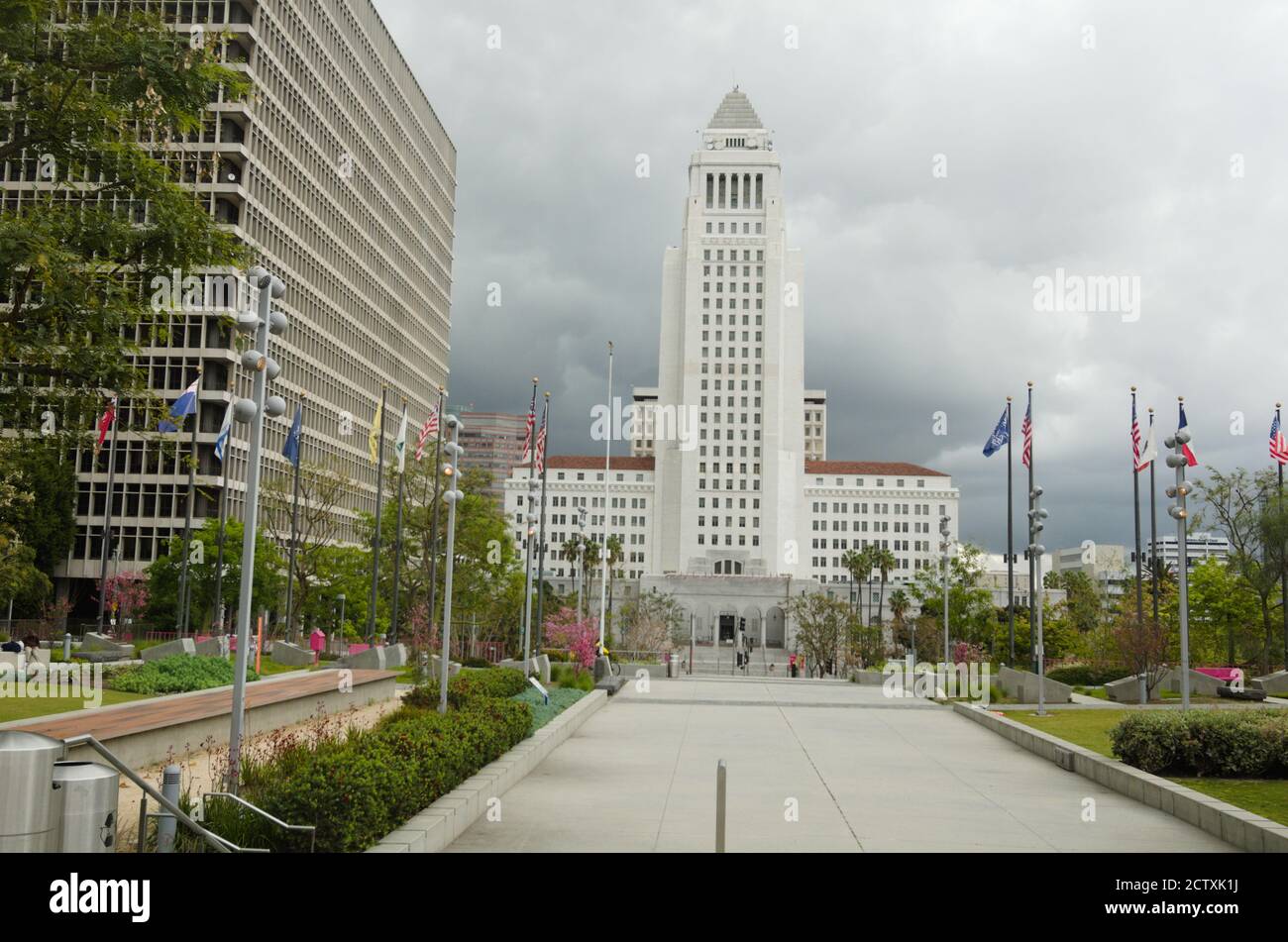 Paysage urbain de parc drapeau et centre du gouvernement DE LA ville, hôtel de ville et bâtiments connexes. C'est le centre-ville pittoresque DE LA, DTLA, de Californie. Banque D'Images