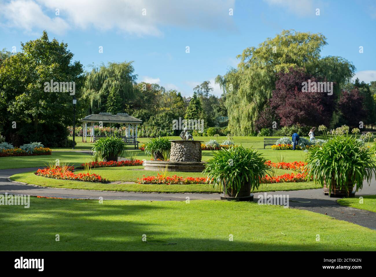 Exposition colorée de fleurs d'été dans les jardins de la vallée de Harrogate, dans le North Yorkshire Banque D'Images