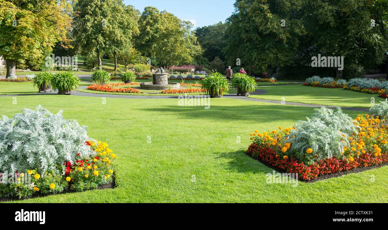 Exposition colorée de fleurs d'été dans les jardins de la vallée de Harrogate, dans le North Yorkshire Banque D'Images