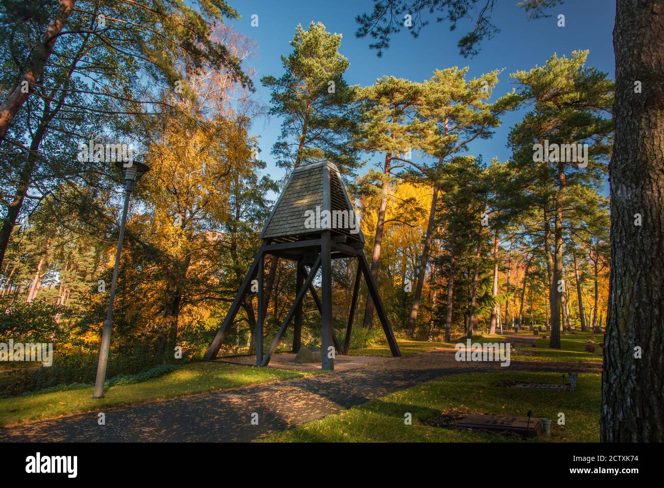 l'automne est sur le chemin et de nombreuses couleurs dans le mère nature Banque D'Images