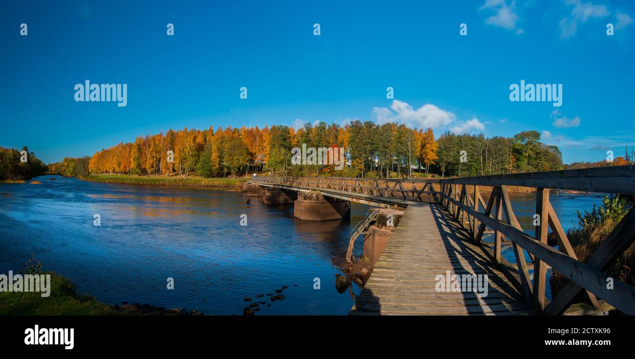 l'automne est sur le chemin et de nombreuses couleurs dans le mère nature Banque D'Images