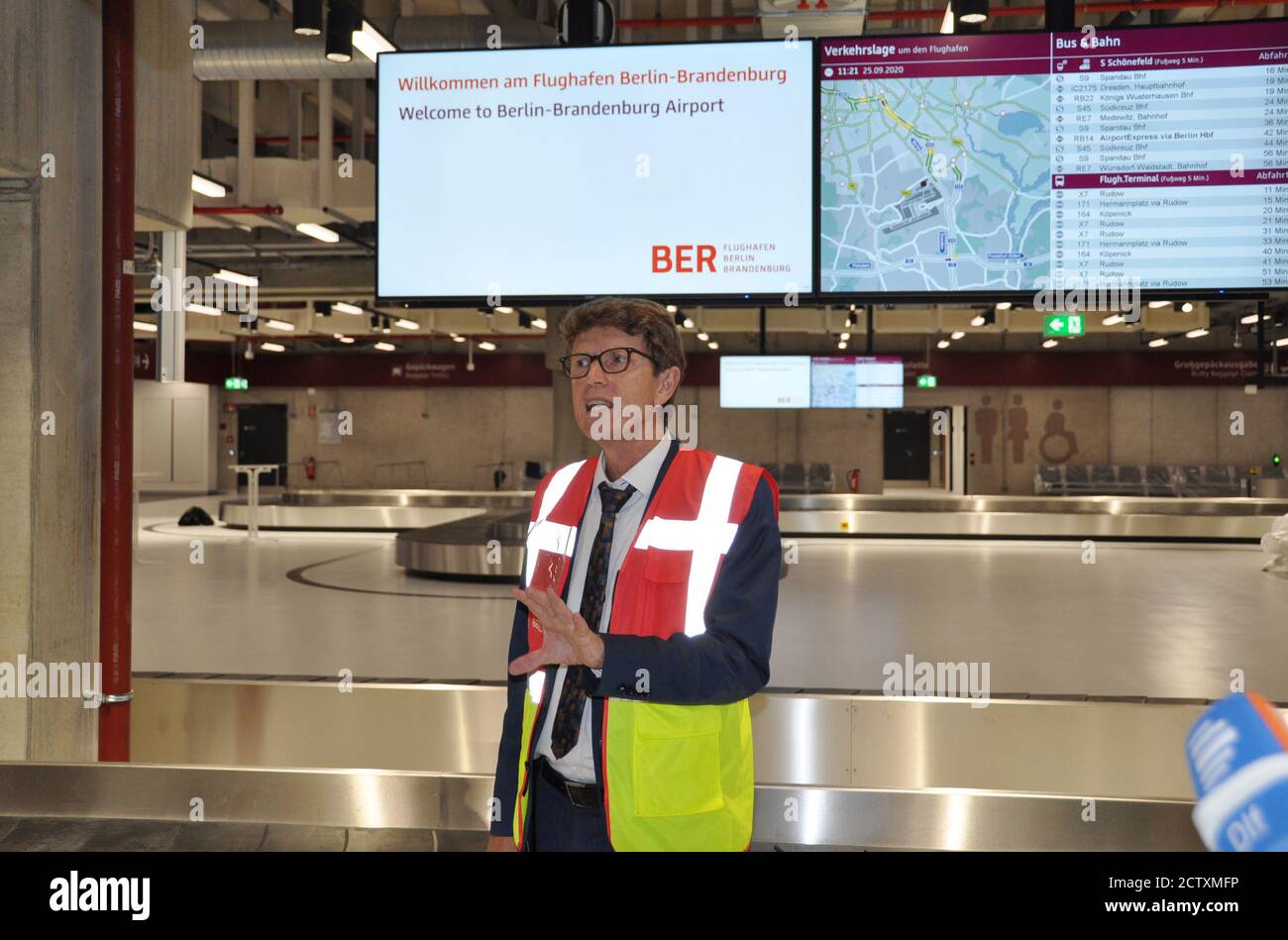 Berlin, Allemagne. 25 août 2020. Le chef de l'aéroport de Brandebourg de Berlin Engelbert Luetke Daldrup s'adresse aux journalistes du terminal 2 de l'aéroport de Brandebourg de Berlin Willy Brandt à Berlin, Allemagne, le 25 septembre 2020. Le terminal a été terminé, mais sera mis en service au printemps 2021 en raison de la pandémie COVID-19. Credit: Ales Zapotocky/CTK photo/Alamy Live News Banque D'Images