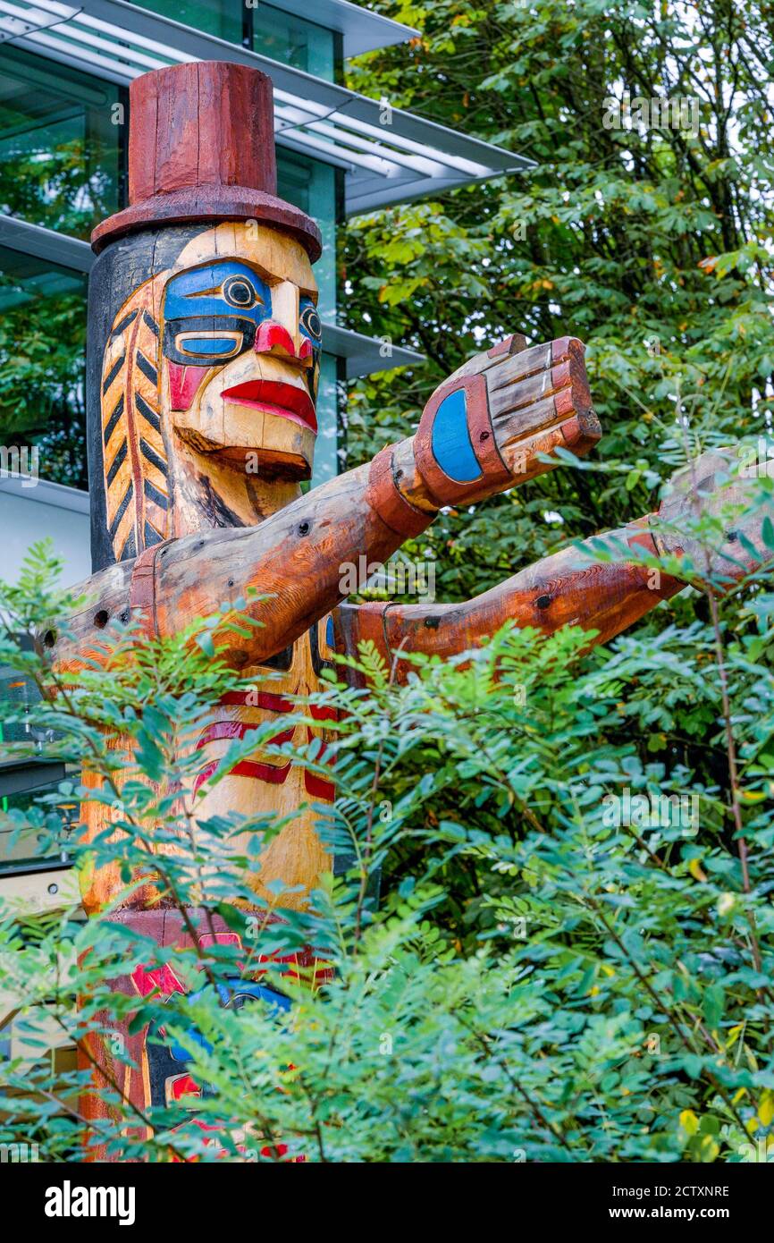 Se félicitant des Salish de la côte de la figure, Gordon Smith Gallery de l'Art Canadien, North Vancouver, Colombie-Britannique, Canada Banque D'Images