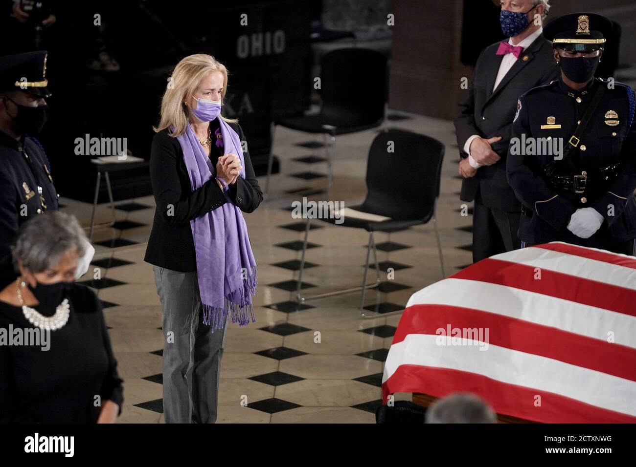 La Représentante des États-Unis Madeleine Dean (démocrate de Pennsylvanie) rend hommage à feu le juge Ruth Bader Ginsburg est dans l'État à la National statuary Hall dans le Capitole des États-Unis le vendredi 25 septembre 2020. Ginsburg est décédée à l'âge de 87 ans le 18 septembre et est la première femme à se trouver dans l'état au Capitol.Credit: Greg Nash/Pool via CNP | utilisation dans le monde entier Banque D'Images