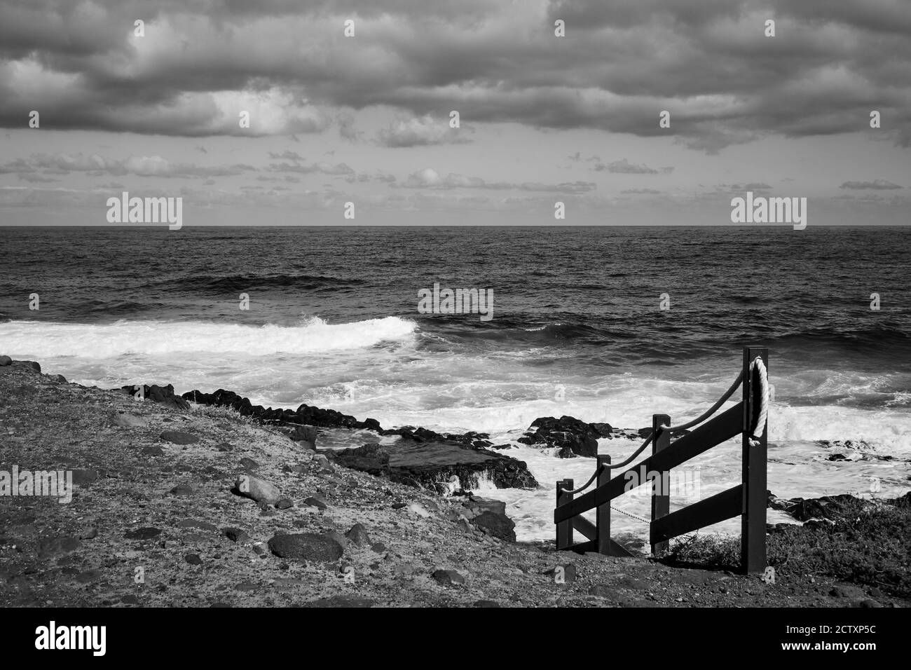 L'océan Atlantique et le sentier de la plage de Tenerife, îles Canaries, Espagne. Paysage canarien. Photographie en noir et blanc Banque D'Images