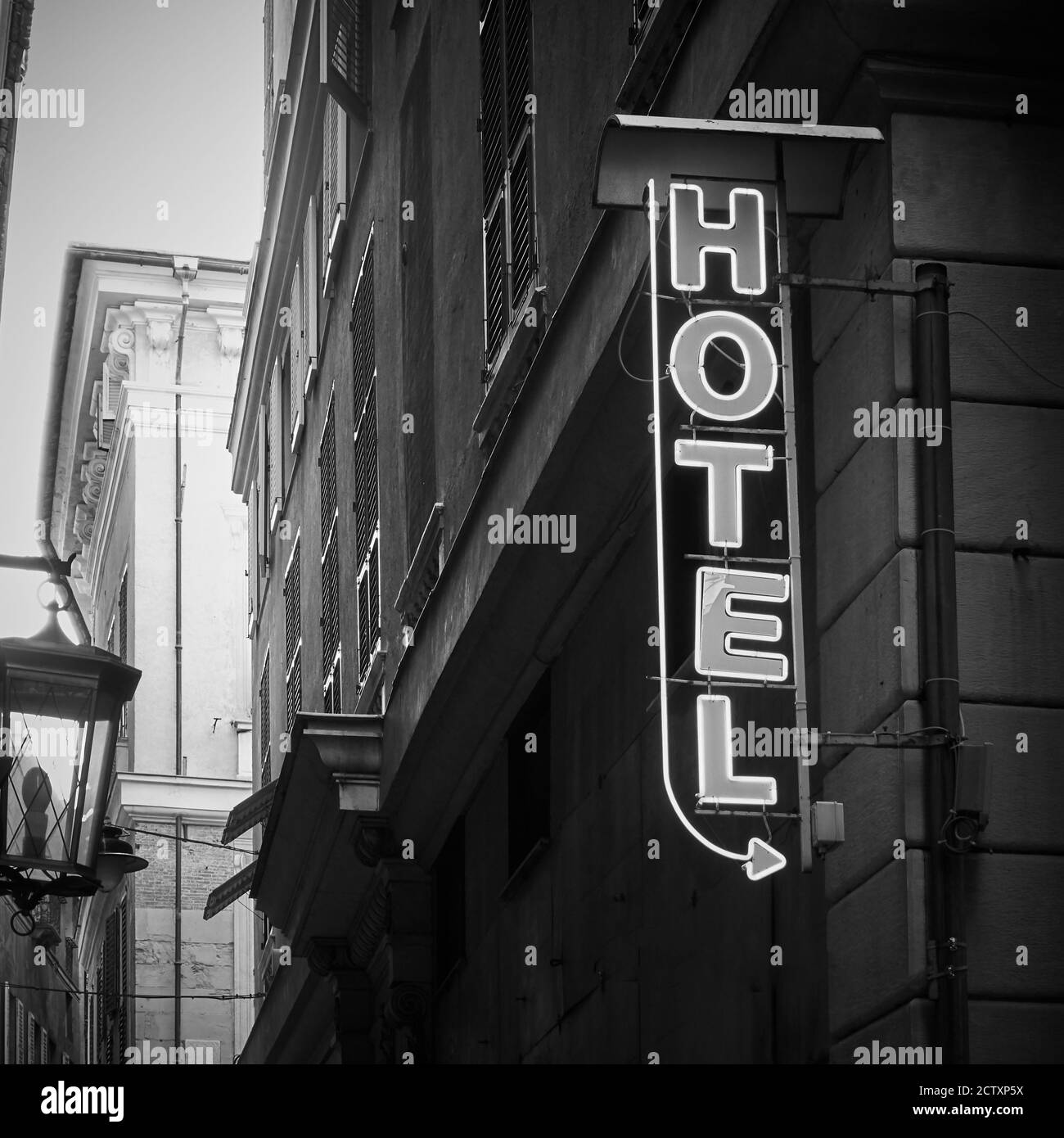 Panneau de l'hôtel sur le mur. Photographie en noir et blanc, paysage urbain Banque D'Images