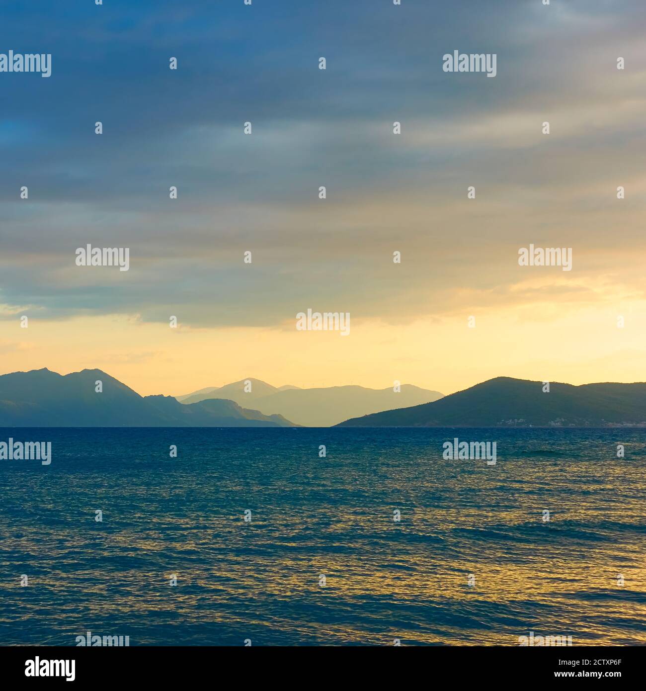 Paysage avec la mer et les îles au coucher du soleil. Île d'Aegina, Grèce Banque D'Images