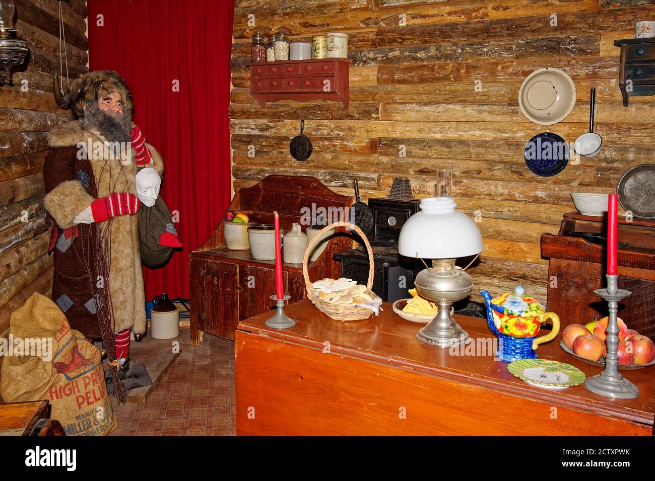 Chalet intérieur, vieux meubles, rustique, bougies, lampe à kérosène,  nourriture, ustensiles de cuisine homme de montagne mannequin, manteau  lourd, chapeau de fourrure, barbe, Natio Photo Stock - Alamy