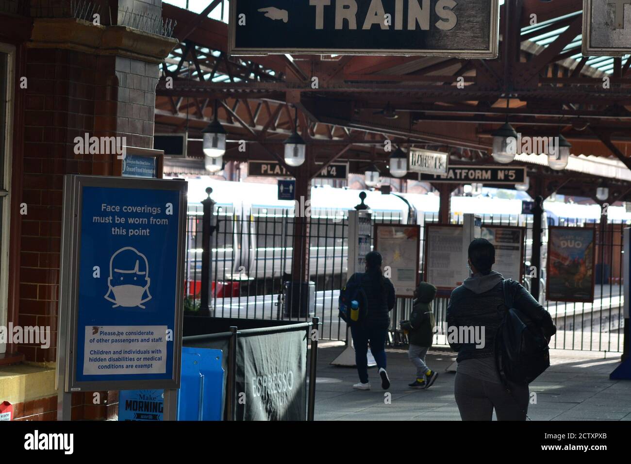 Moor Street train Station, Birmingham - un panneau demandant aux navetteurs de porter un masque facial pour passer à la gare Banque D'Images