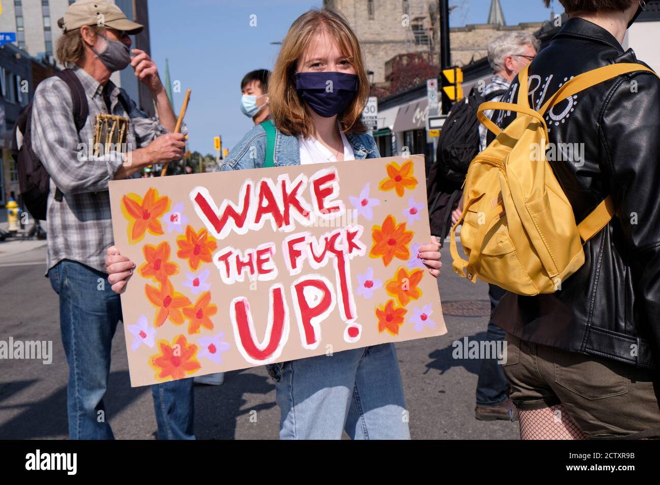 Ottawa, Canada. 25 septembre 2020. Grève mondiale du climat organisée par les vendredis pour la future Ottawa. Appel de groupe pour des actions immédiates, avec un message direct. Les groupes ont été dirigés en petits groupes vers les intersections clés autour du centre de la ville, dans de petites poches de moins de 25 personnes pour respecter les règles de limite de rassemblement extérieur en place à Ottawa en raison de la pandémie. Credit: Meanderingemu/Alamy Live News Banque D'Images