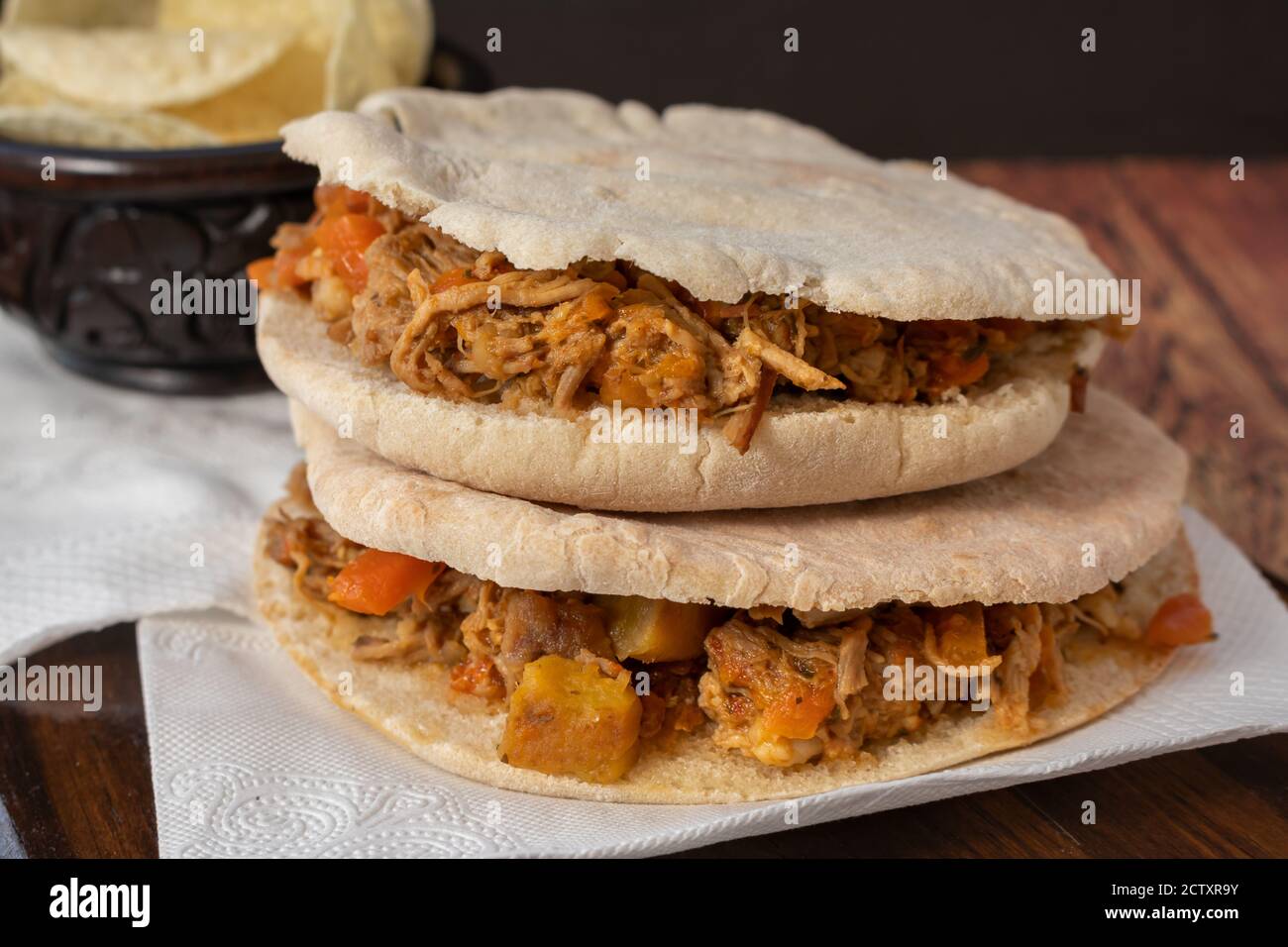 Faire griller le sandwich au porc tiré avec de la sauce barbecue sur du pain pita Et frites Banque D'Images