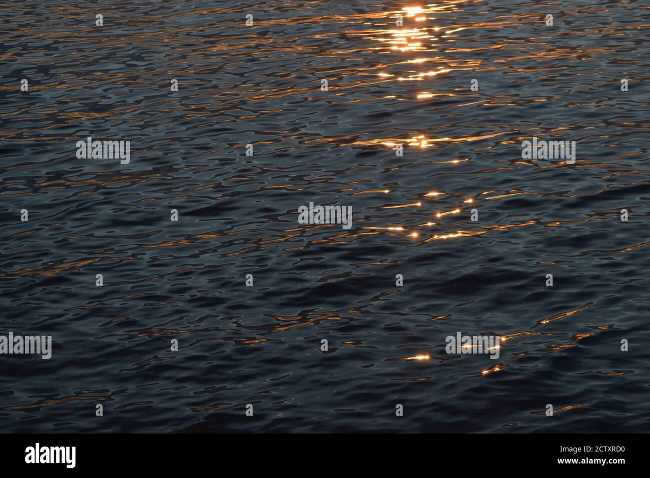 Lumière du coucher du soleil réfléchie sur l'eau Banque D'Images