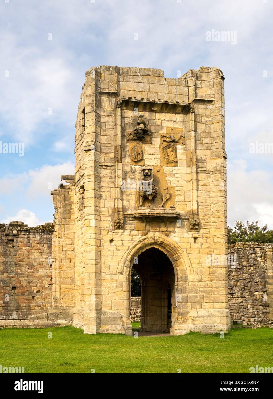 La tour du Lion du château de Warkworth, avec un lion sculpté et les bras héraldiques de la famille Percy, à Northumberland, Angleterre, Royaume-Uni Banque D'Images