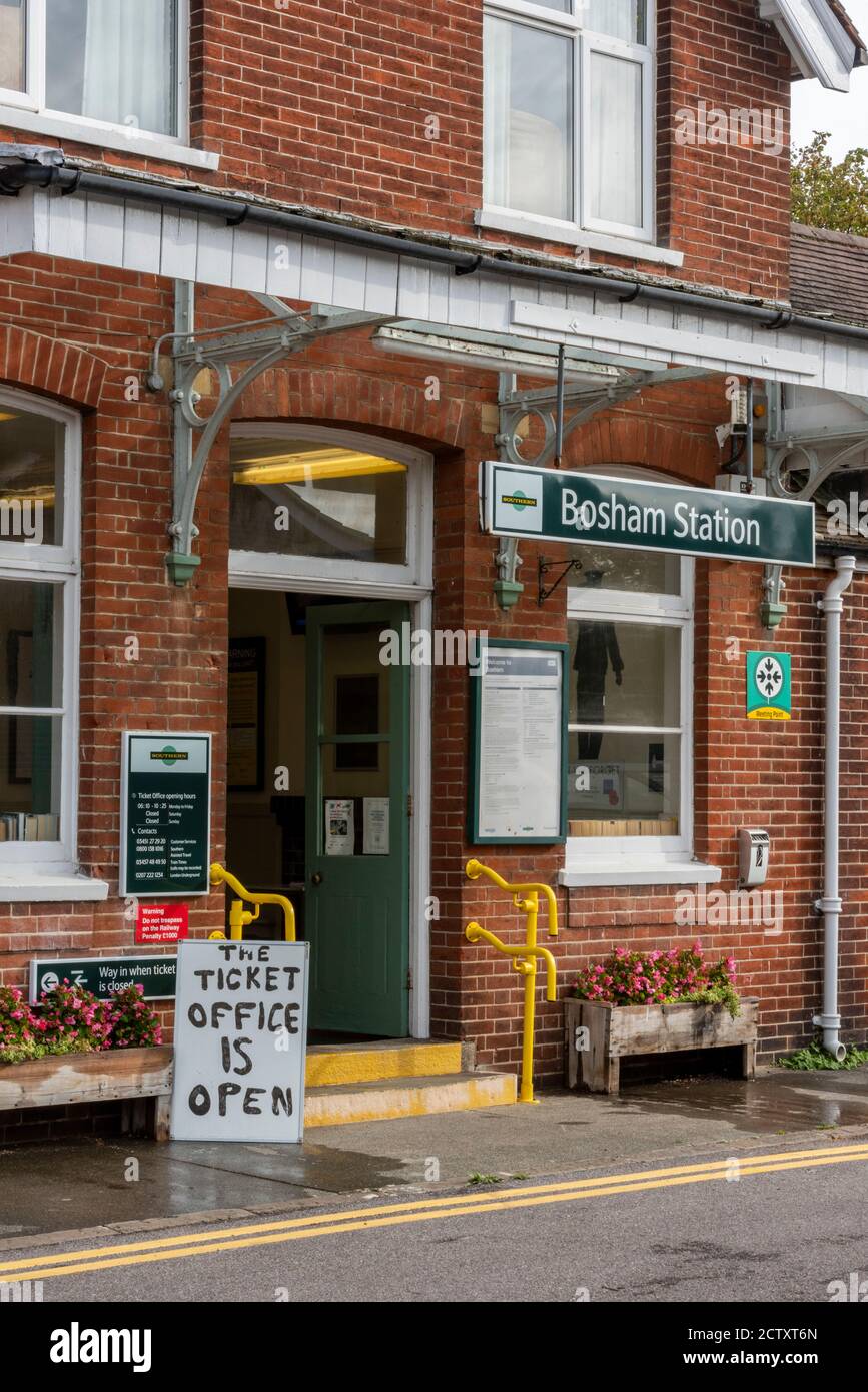 Une gare vide à Bosham, dans l'ouest du sussex, pendant l'épidémie de Covid en 19. Banque D'Images