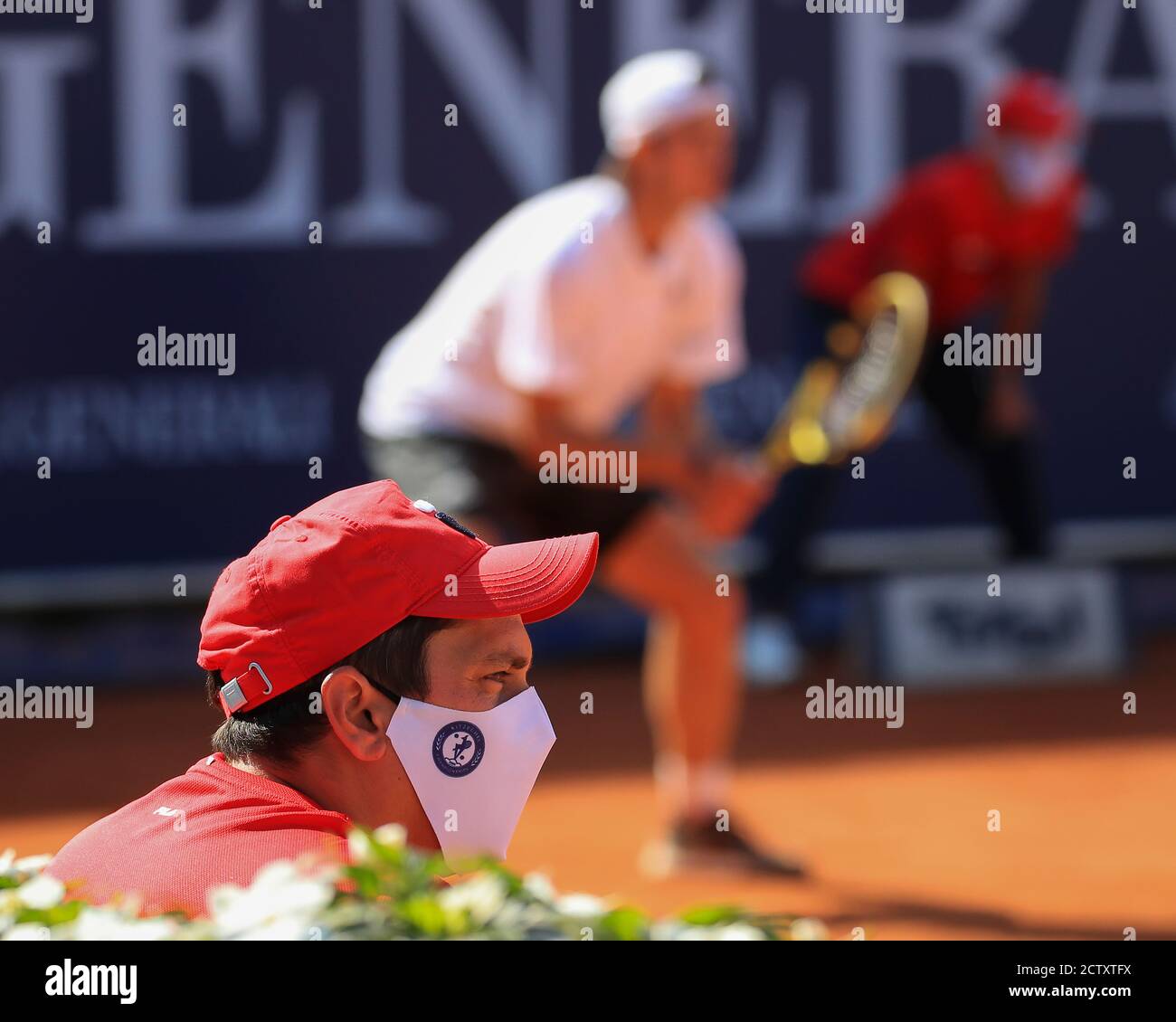 Profil du linesman (portant le masque Corona) sur la cour de Kitzbuehel Open 2020, Kitzbuhel, Tyrol, Autriche, Europe. Banque D'Images