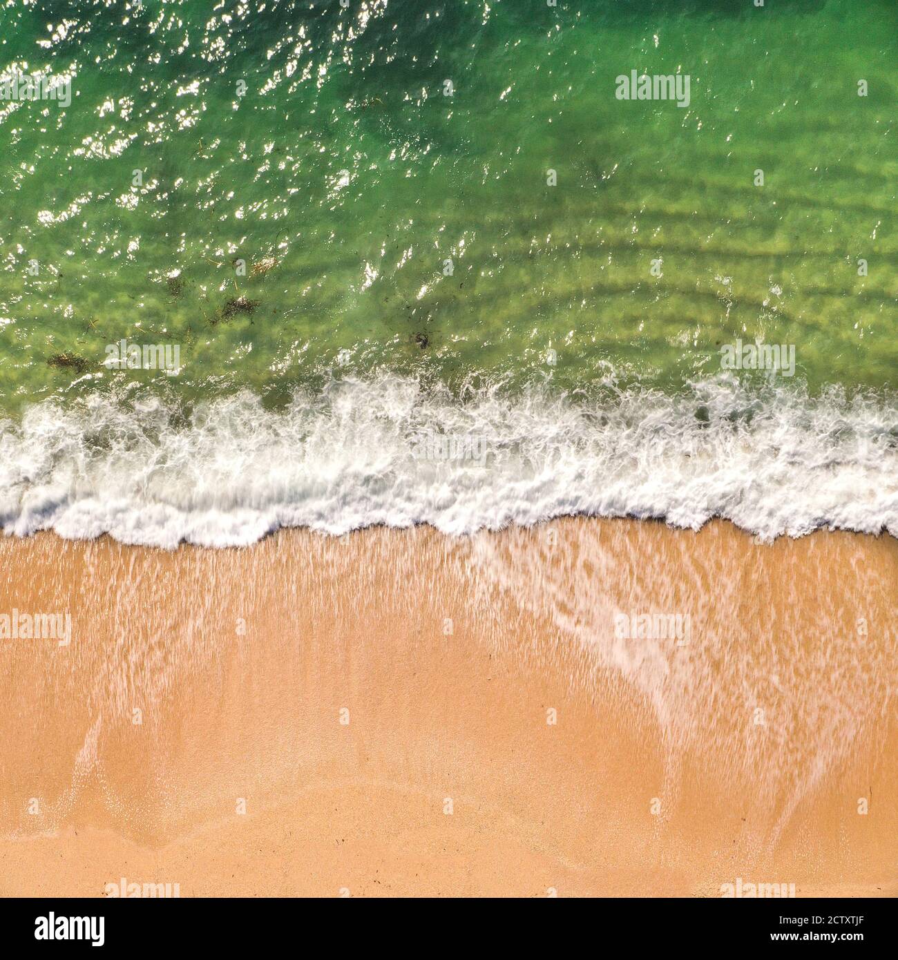 Plage et mer avec des vagues Banque de photographies et d’images à ...