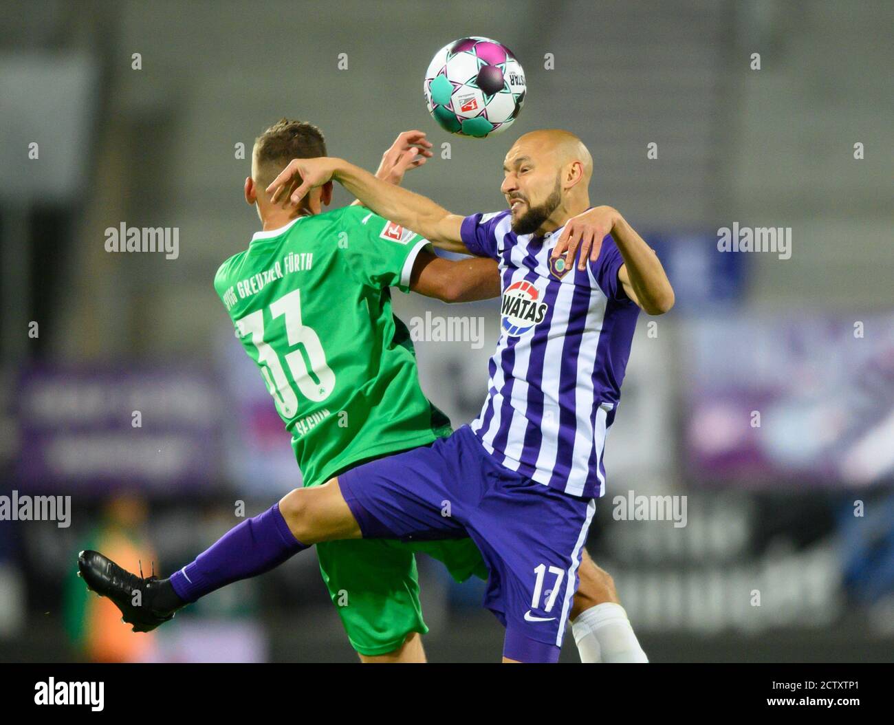 Aue, Allemagne. 25 septembre 2020. Football: 2ème Bundesliga, FC Erzgebirge Aue - SpVgg Greuther Fürth, 2ème jour de match, à l'Erzgebirgsstadion. Aue Philipp Riese (r) contre Fürths Paul Seguin. Credit: Robert Michael/dpa-Zentralbild/dpa - NOTE IMPORTANTE: Conformément aux règlements de la DFL Deutsche Fußball Liga et de la DFB Deutscher Fußball-Bund, il est interdit d'exploiter ou d'exploiter dans le stade et/ou à partir du jeu pris des photos sous forme d'images de séquences et/ou de séries de photos de type vidéo./dpa/Alay Live News Banque D'Images