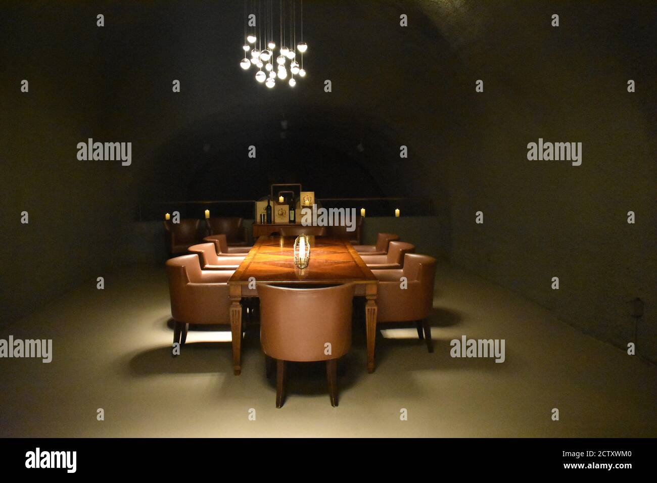 Intérieur d'une salle à manger avec une grande table sous un lustre moderne Banque D'Images