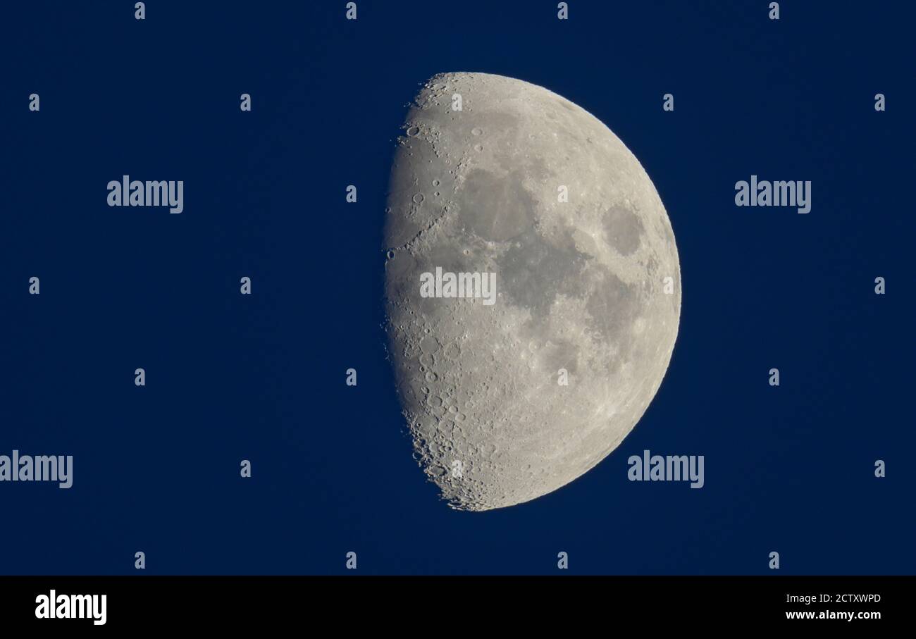 Londres, Royaume-Uni. 25 septembre 2020. 65% lumineuse cirage gibbous Lune basse dans le ciel sud au-dessus de Londres dans une soirée claire et fraîche. Crédit : Malcolm Park/Alay Live News. Banque D'Images