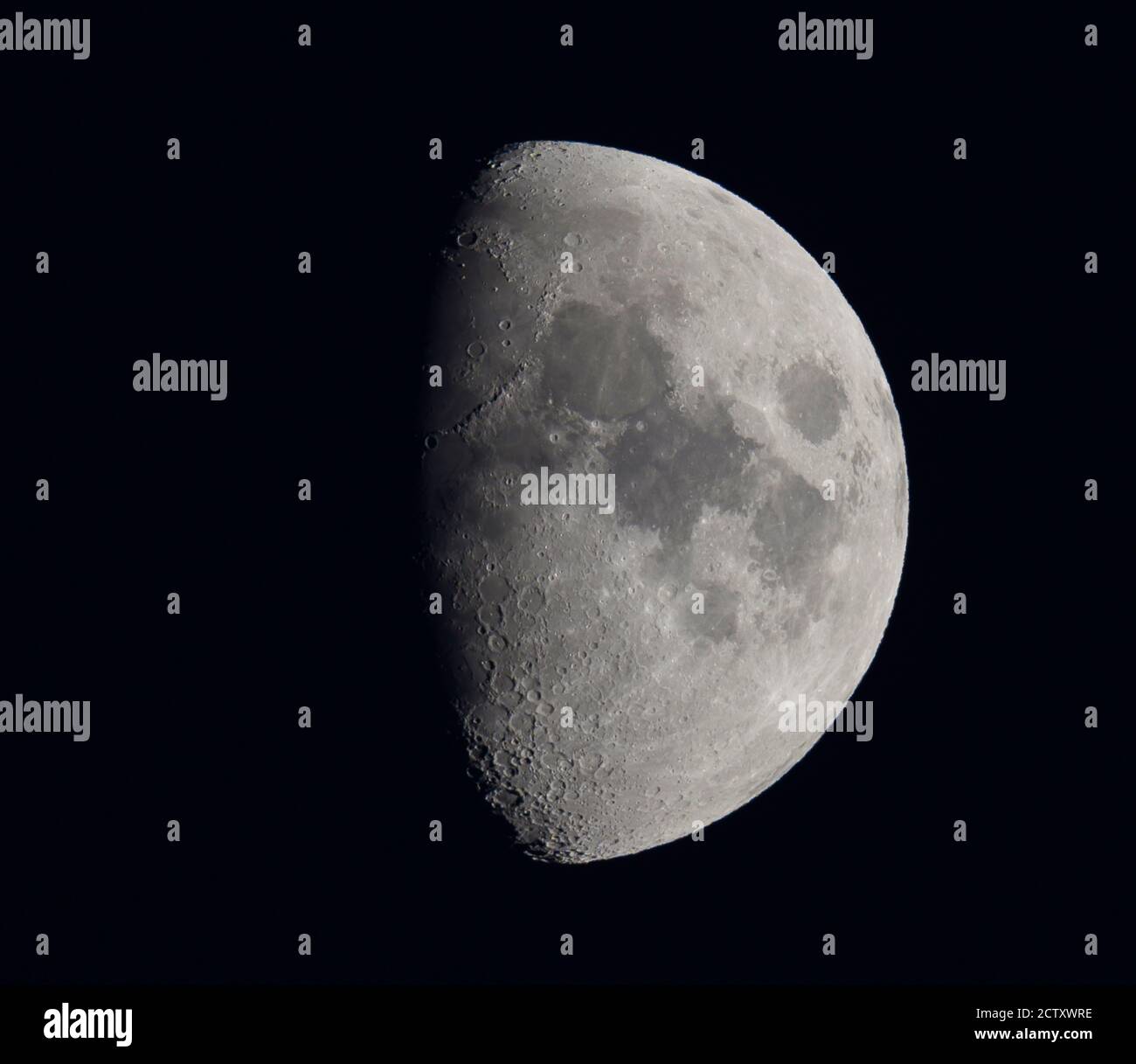 Londres, Royaume-Uni. 25 septembre 2020. 65% lumineuse cirage gibbous Lune basse dans le ciel sud au-dessus de Londres dans une soirée claire et fraîche. Crédit : Malcolm Park/Alay Live News. Banque D'Images