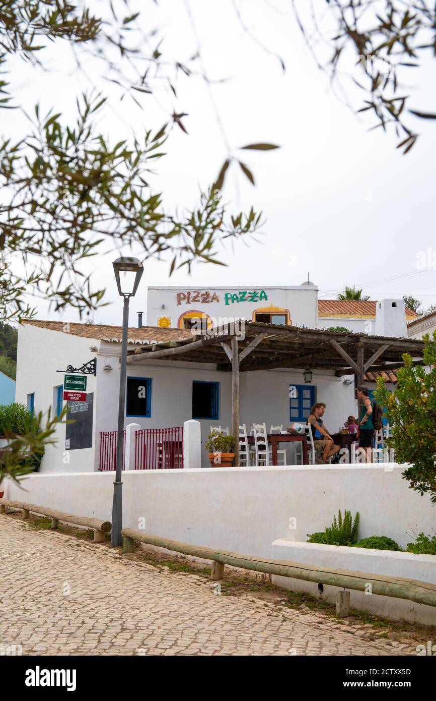 Village de Pedralva en Algarve, au sud du Portugal. Il a été construit à partir des ruines d'un village portugais traditionnel et de nombreuses maisons sont à louer. Banque D'Images