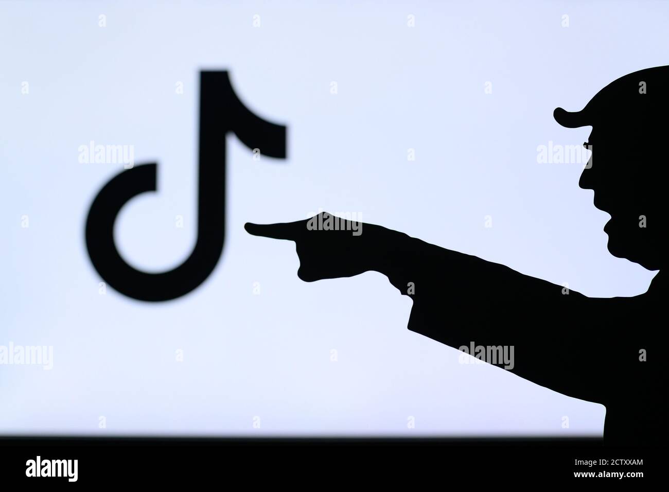 NEW YORK, États-Unis, 25 SEPTEMBRE 2020 : Donald Trump contre Tik Tok. Silhouette du président américain en conflit avec le réseau social chinois TikTok. Logo Banque D'Images