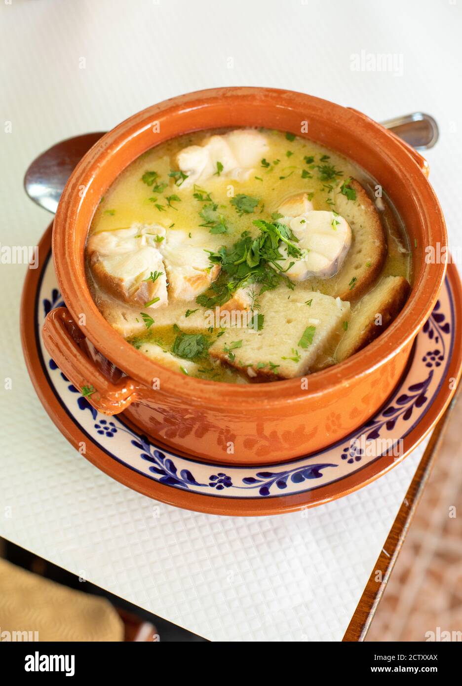 Soupe traditionnelle d'aiguillat au restaurant 'A Chaminé', dans le village de Brejão, en Algarve, Portugal. Banque D'Images
