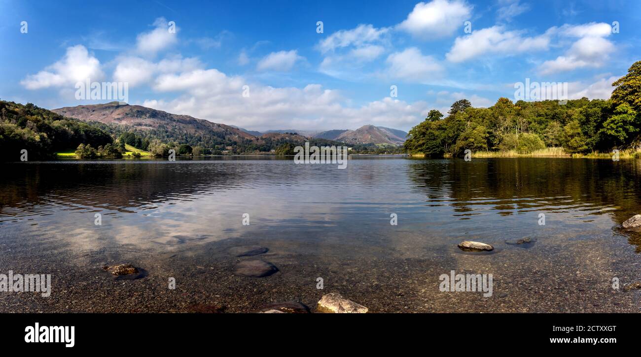 Vue panoramique depuis le bord de l'eau du lac Grasmere dans le Lake District, Cumbria, Royaume-Uni Banque D'Images