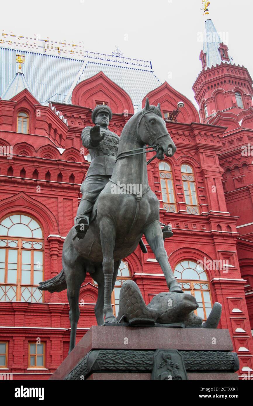 Statue équestre du Maréchal Zhukov devant la place Rouge du Musée historique d'État, Moscou, Russie Banque D'Images
