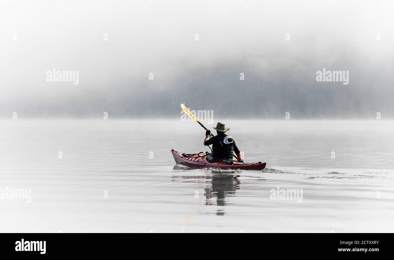 Canoist pagayant dans la brume matinale sur le lac Ullswater, Cumbria, Royaume-Uni, le 18 septembre 2020 Banque D'Images