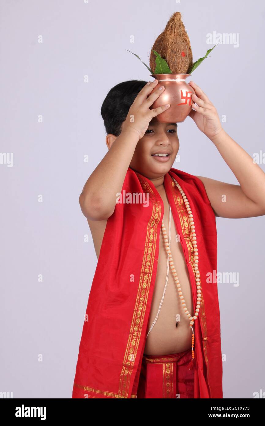Jeune garçon de vêtements ethniques indiens tenant mangal kalash à la main  Photo Stock - Alamy