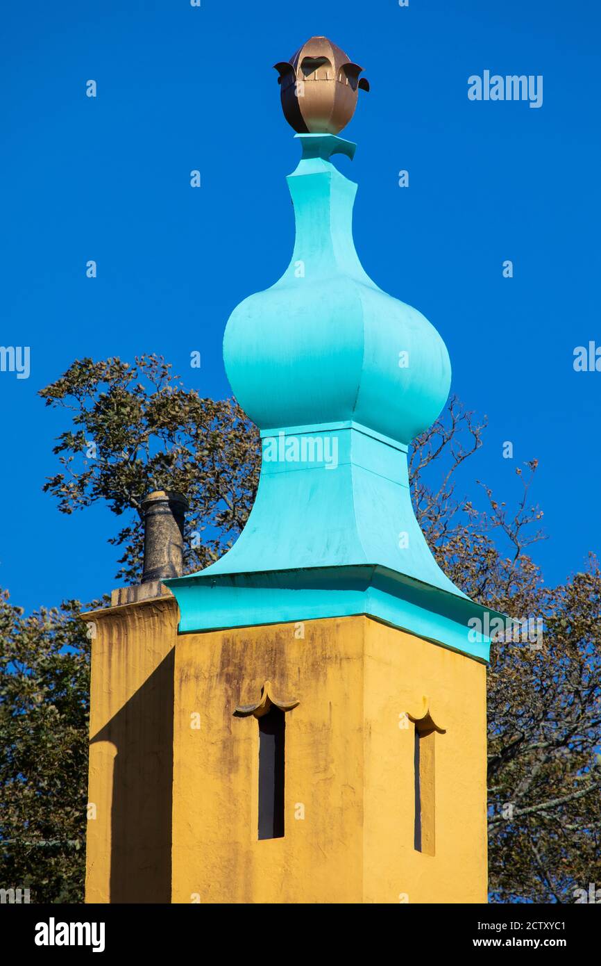 Vue sur la structure inhabituelle du dôme d'Onion dans le village de Portmeirion, au nord du pays de Galles, au Royaume-Uni. Banque D'Images