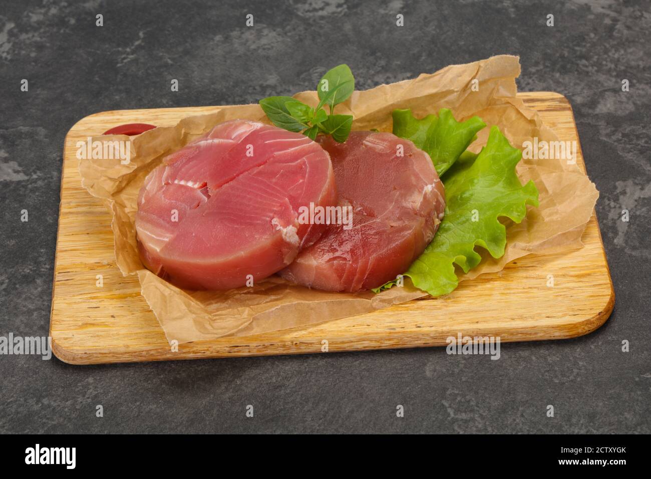 Raw tuna steak ronde prêt pour grill Banque D'Images