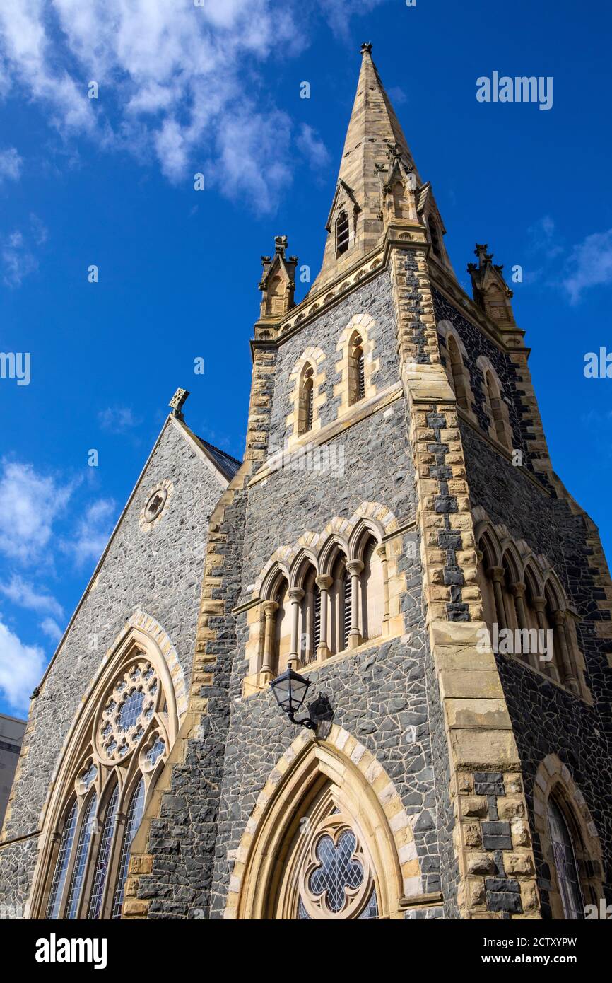 Vue sur l'impressionnante tour et la flèche de l'église méthodiste St. Johns dans la ville de Llandudno au pays de Galles, Royaume-Uni. Banque D'Images