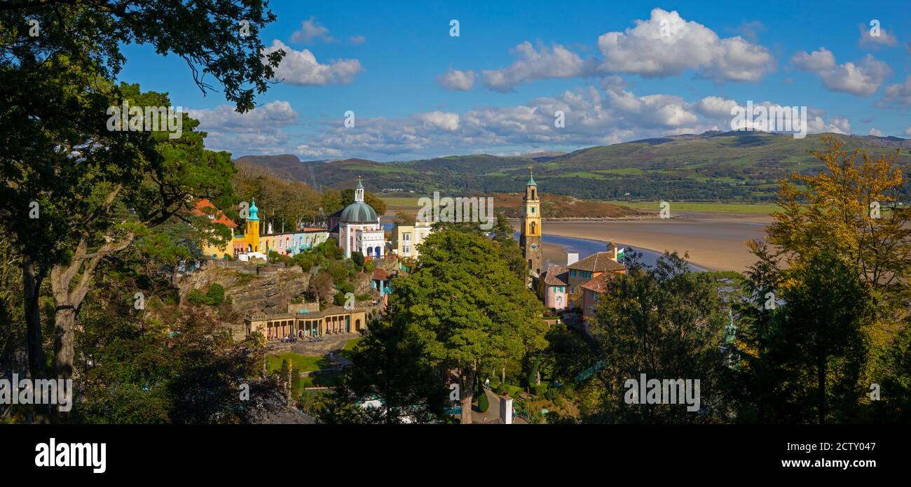 La vue panoramique depuis le belvédère qui offre une vue imprenable sur le village de Portmeirion et l'estuaire de Dwyryyd, dans le nord du pays de Galles, au Royaume-Uni. Banque D'Images