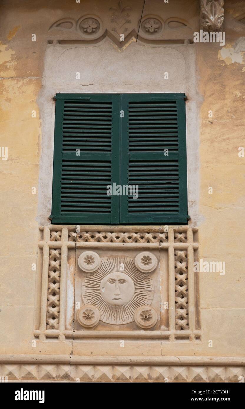 Reliefs masoniques traditionnels sculptés dans un bâtiment masonique en Espagne. Banque D'Images