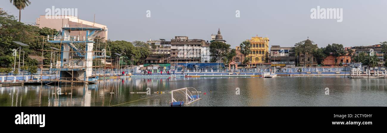 Kolkata, Inde - 2 février 2020 : vue panoramique sur un parc aquatique avec tour de plongée et un objectif de water-polo avec des personnes non identifiées en arrière-plan Banque D'Images