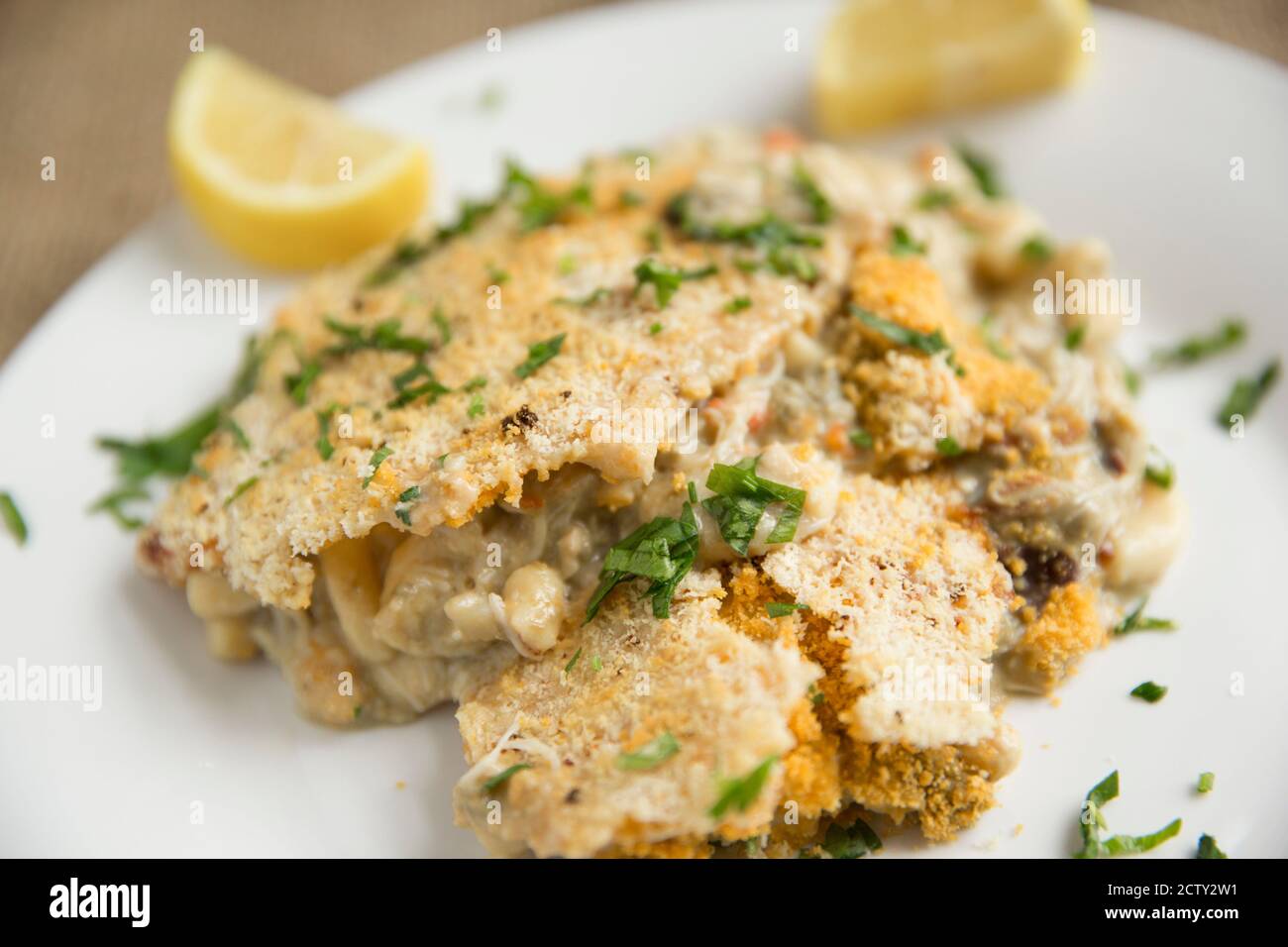 Plat de macaroni et de chair de crabe brun et blanc d'un crabe brun, cancer pagurus, recouvert de chapelure, de zeste de citron et de parmesan. À faire Banque D'Images