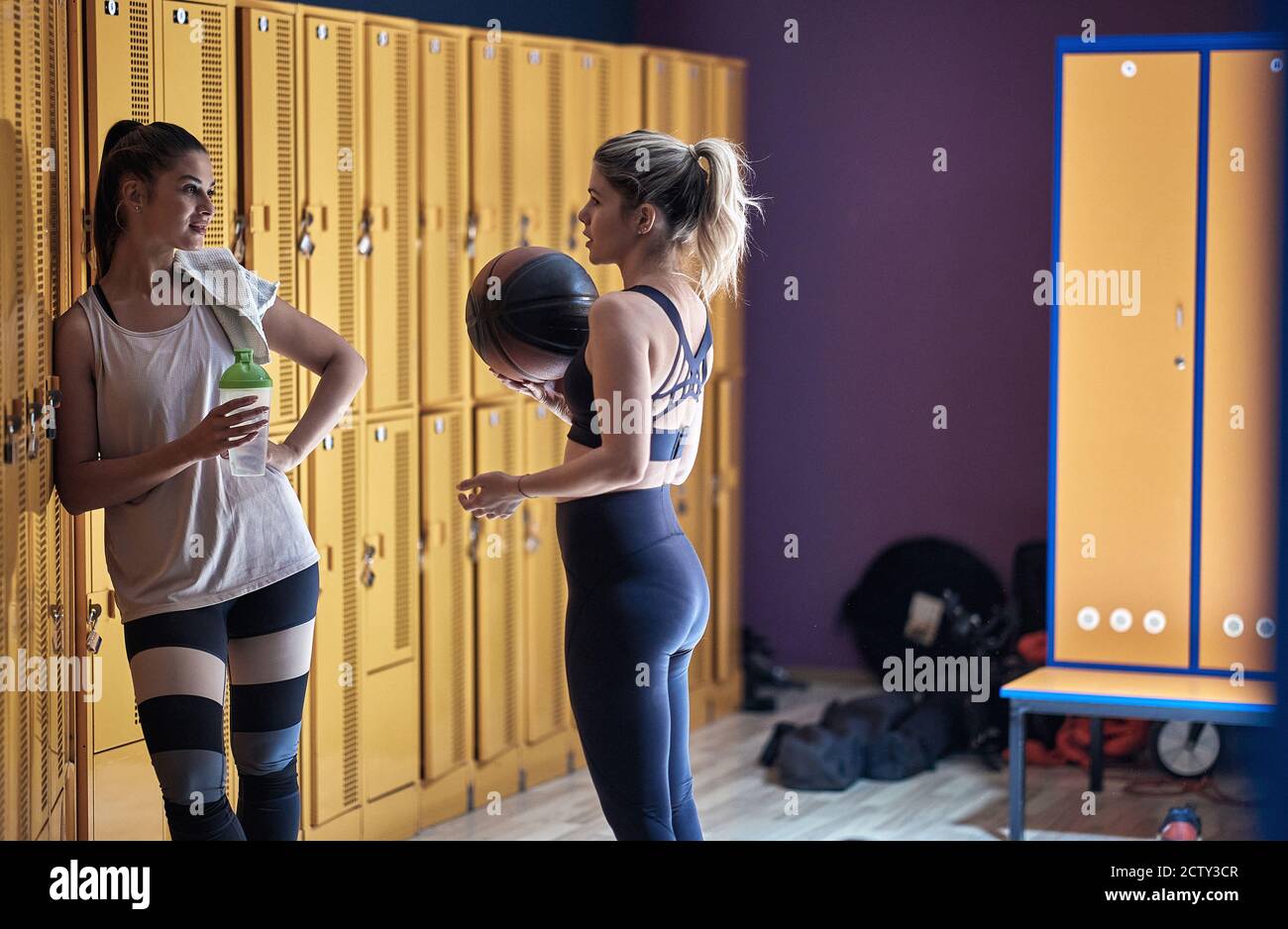 Jeunes filles dans un vestiaire parlant après une bonne formation Banque D'Images