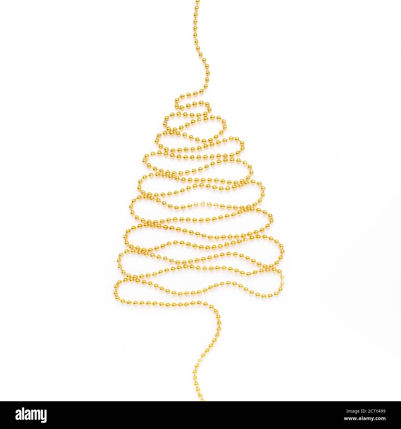 Arbre de Noël en guirlande dorée sur fond blanc avec espace de copie vide pour le texte. Flat Lay, vue de dessus concept de vacances minimal. Banque D'Images Arbre de Noël en guirlande dorée sur fond blanc avec espace de copie vide pour le texte. Flat Lay, vue de dessus concept de vacances minimal. Banque D'Images