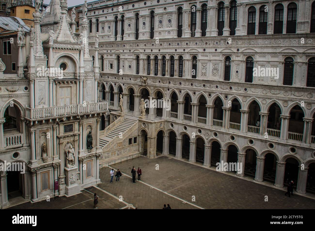 Cour à l'intérieur du Palais des Doges à Venise Banque D'Images