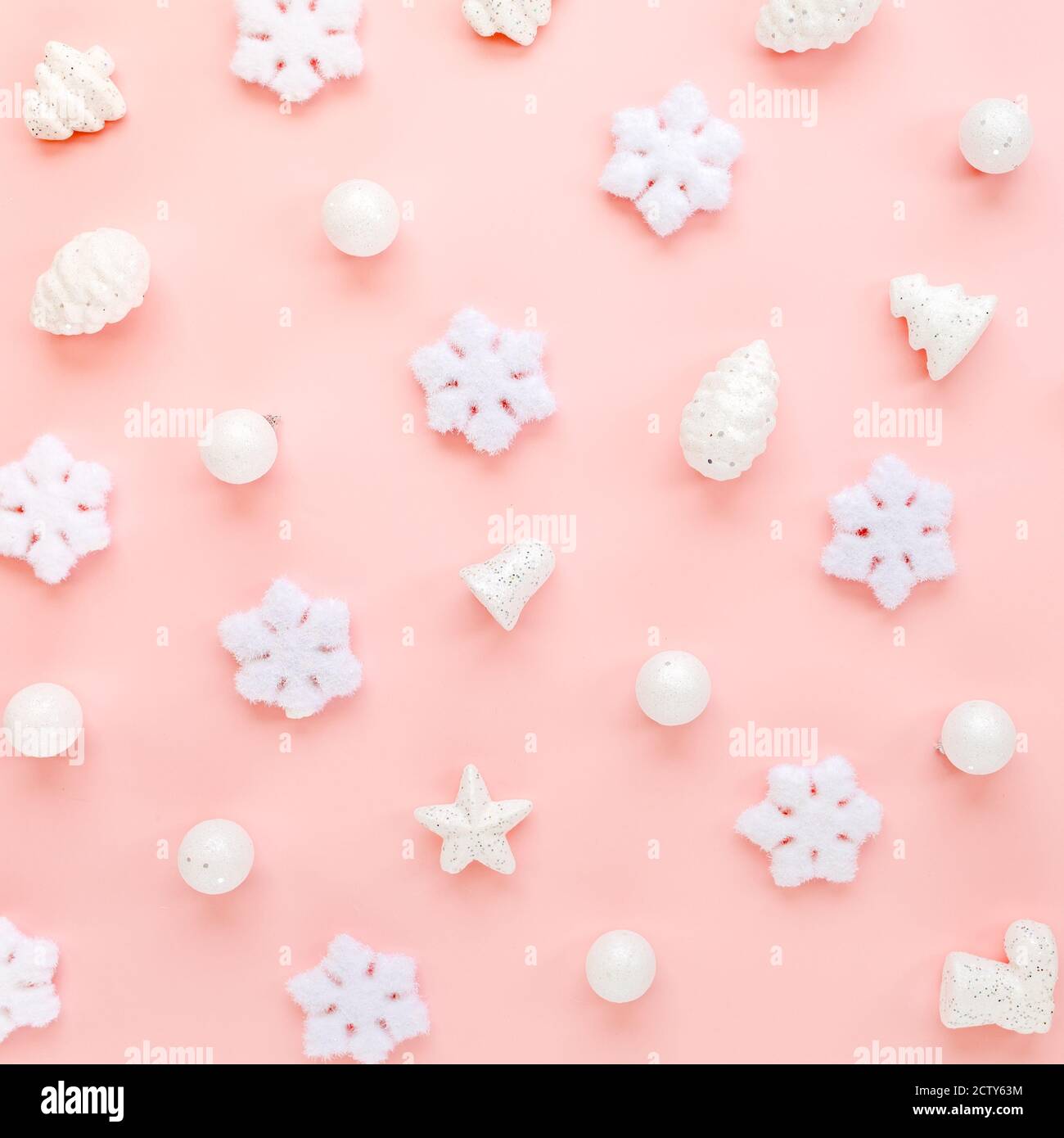 Texture de Noël avec flocons de neige blancs sur fond rose. Composition de Noël, papier peint. Flat lay, vue de dessus Banque D'Images Texture de Noël avec flocons de neige blancs sur fond rose. Composition de Noël, papier peint. Flat lay, vue de dessus Banque D'Images
