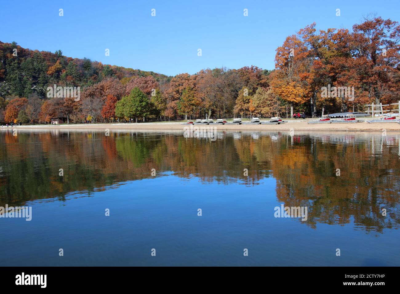 Le Wisconsin nature de fond. Paysage d'automne pittoresque avec des arbres colorés sur la colline reflétée dans l'eau du lac. Devil's Lake State Park, Baraboo, Wisconsin, États-Unis. Banque D'Images