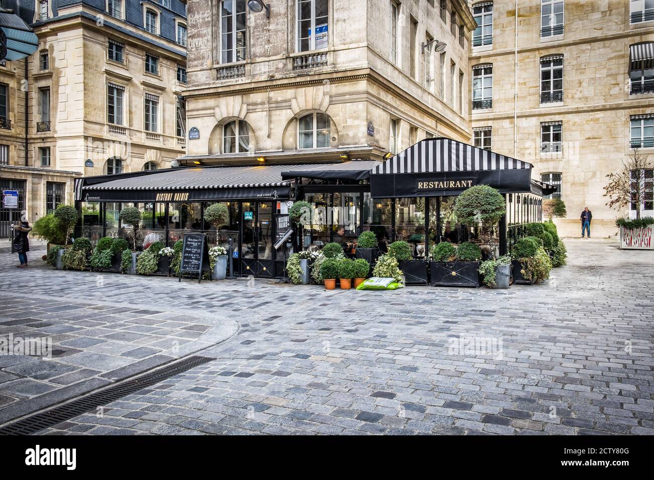 Paris, France, février 2020, vue sur le Bistro Valois un restaurant à la place Valois Banque D'Images