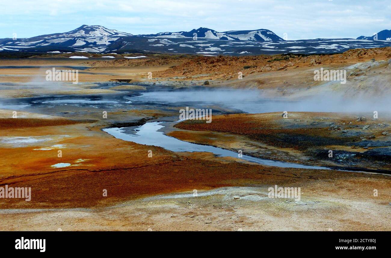 Vallée de Hverir, Islande. Zone géothermique de Namaskard. Le système du volcan Krafla a des sources chaudes, des fumaroles, des geysers. Paysage étranger de Mars. La nature islandaise. Banque D'Images