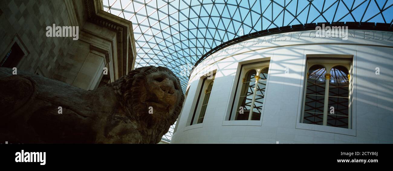 Vue à bas angle du plafond d'un musée, British Museum, Great court, Londres, Angleterre Banque D'Images