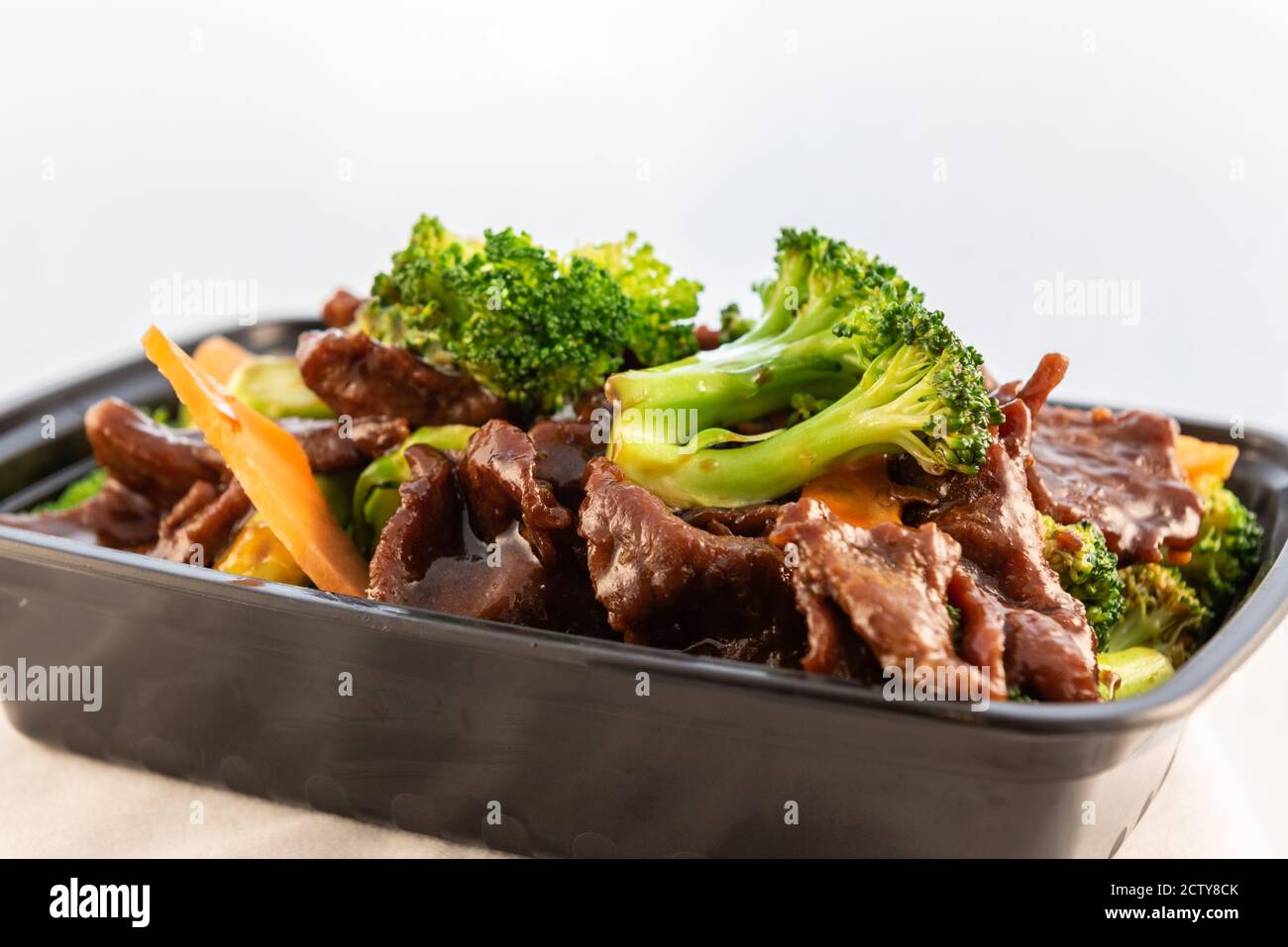 Un grand bol de bœuf au brocoli montre le chou de la sauce douce, de la viande et des légumes. Banque D'Images