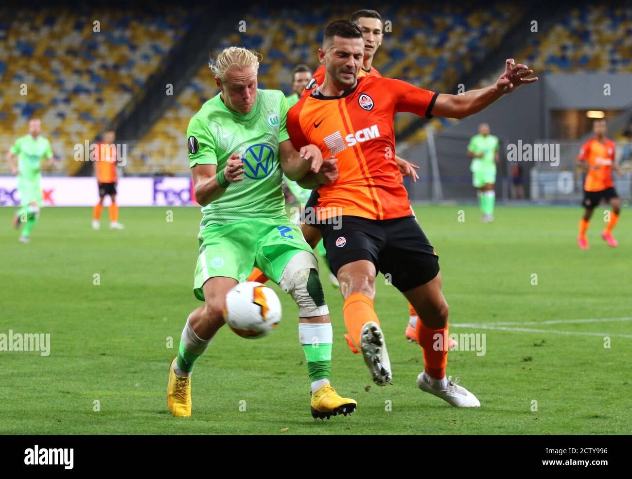 KIEV, UKRAINE - 5 AOÛT 2020: Xaver Schlager de VfL Wolfsburg (L) lutte pour une balle avec David Khocholava de Shakhtar Donetsk lors de leur match de l'UEFA Europa League au NSC Olimpiyski Stadium à Kiev Banque D'Images