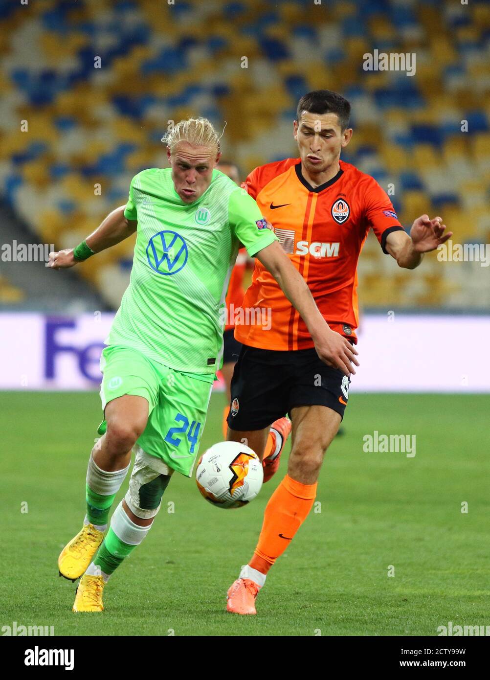 KIEV, UKRAINE - 5 AOÛT 2020: Xaver Schlager de VfL Wolfsburg (L) lutte pour un bal avec Taras Stepanenko de Shakhtar Donetsk lors de leur match de l'UEFA Europa League au NSC Olimpiyski Stadium à Kiev Banque D'Images